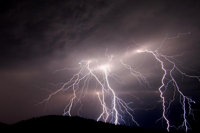 Žaibai sekmadienį sukėlė tris gaisrus, per vieną sprogo televizorius