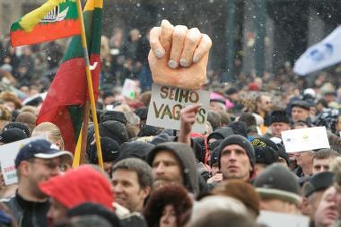 Apklausa: pasitikėjimo politikais taurė išsemta