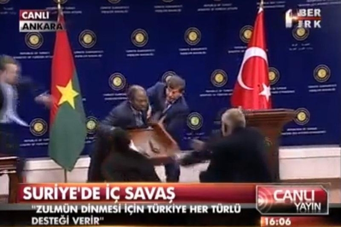 Burkina Faso užsienio reikalų ministras susmuko per konferenciją