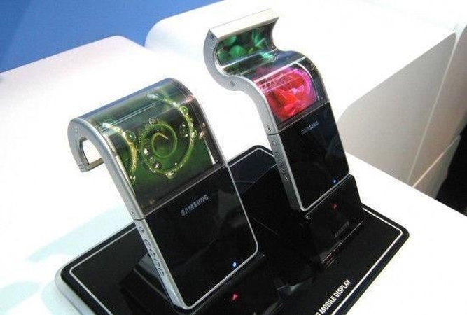 „Samsung“ žengė dar viena žingsnį lanksčiųjų telefonų link