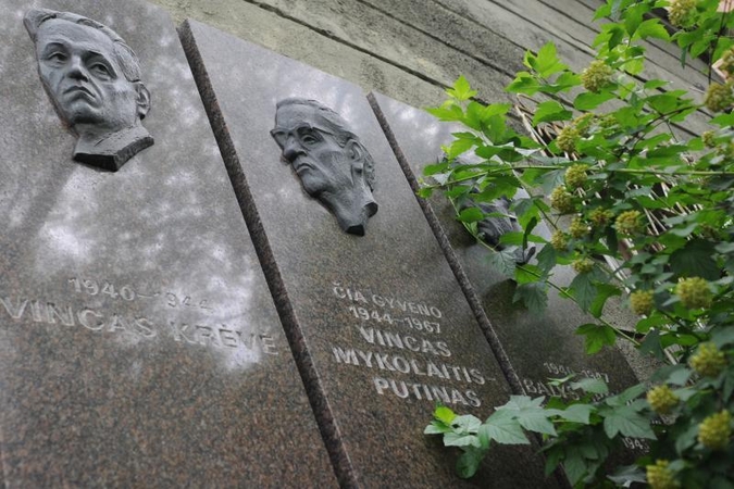 Tauro name sugyveno ir disidentai, ir partijos šulai