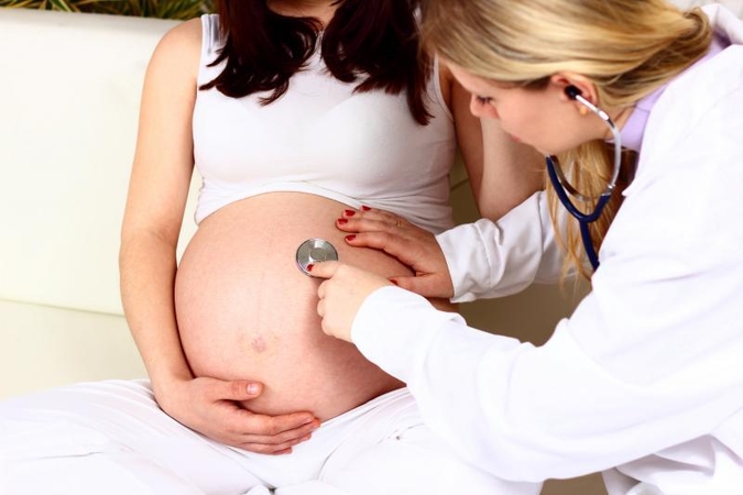 Pas gimdančią moterį skubėję medikai užklimpo sniege