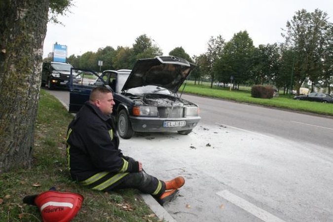 Klaipėdoje liepsnojo du automobiliai