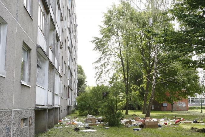 Psichikos ligonis Klaipėdoje visą naktį iš 9 aukšto mėtė daiktus