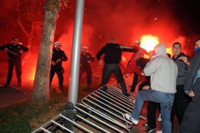 Juodkalnijos sostinės gatvėse virė mūšiai