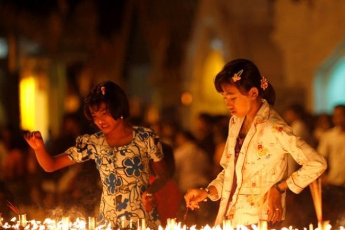 Aung San Suu Kyi politinės kelionės metu ragina siekti vienybės Mianmare