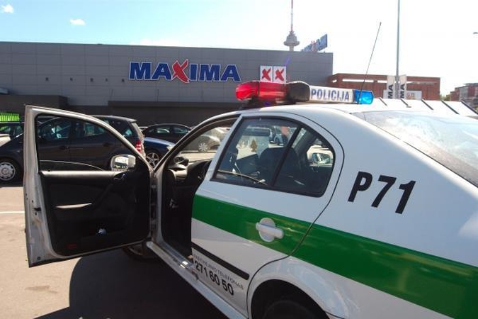 Prie Karoliniškių „Maximos“ peiliu į kaklą sužalotas vyras (papildyta)