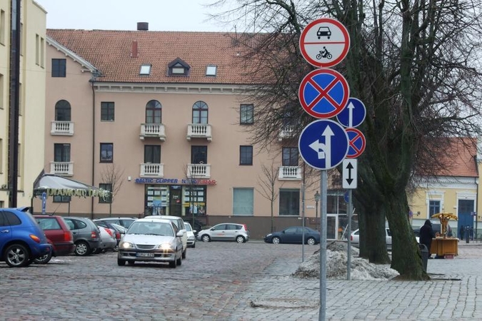 Vairuotojus klaidino netinkamai pasuktas kelio ženklas (foto)