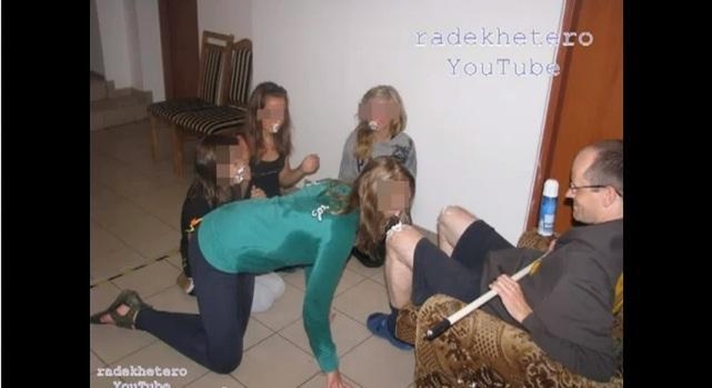 Lenkijoje vaikai laižė grietinėlę nuo kunigo kelių