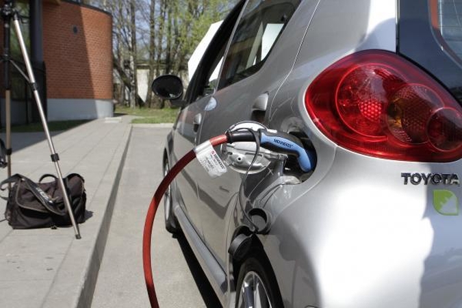 Elektromobiliai teršia labiau už varomus degalais?