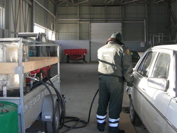 Kontrabandines cigaretes „Audi“ vairuotojas slėpė kuro bake