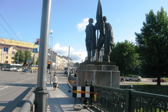 Griūvančios Žaliojo tilto skulptūros bus remontuojamos metus laiko