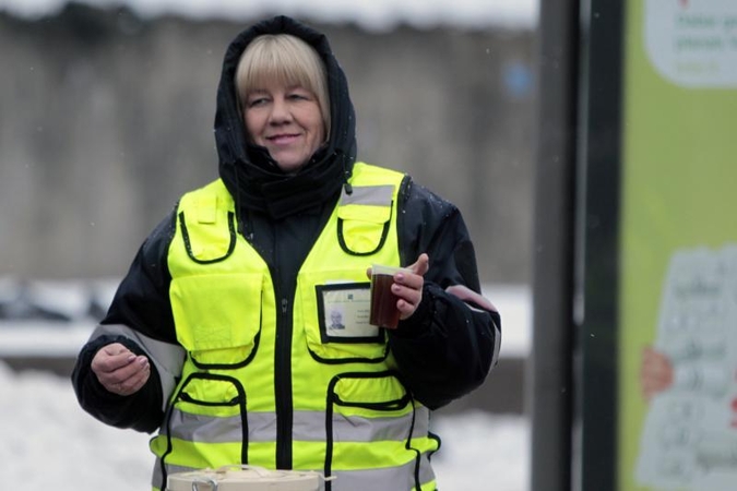 Vietoje baudų kontrolieriai dalijo arbatą