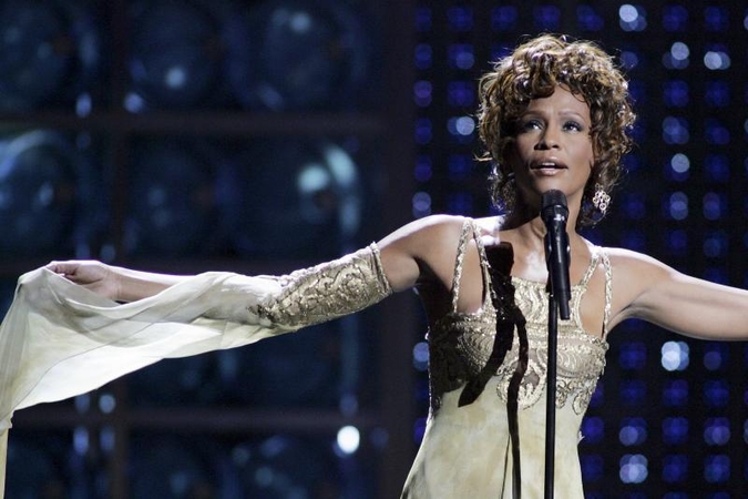 Aukcione Holivude išgraibstytos Whitney Houston brangenybės