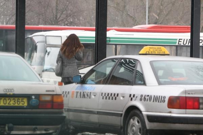 Teisingumo ministerijos valdininkai persės į taksi ir nuomotus automobilius