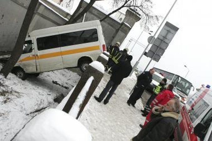 Mikroautobusas prie Vytauto bažnyčios nuvažiavo nuo kelio (papildyta)