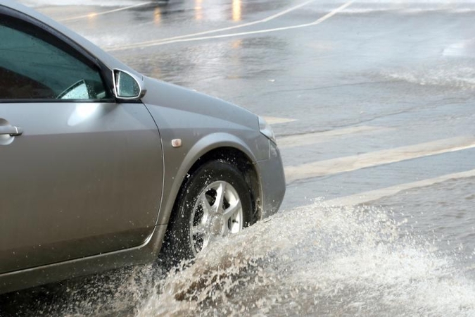 Patarimai, kaip suvaldyti automobilį lyjant