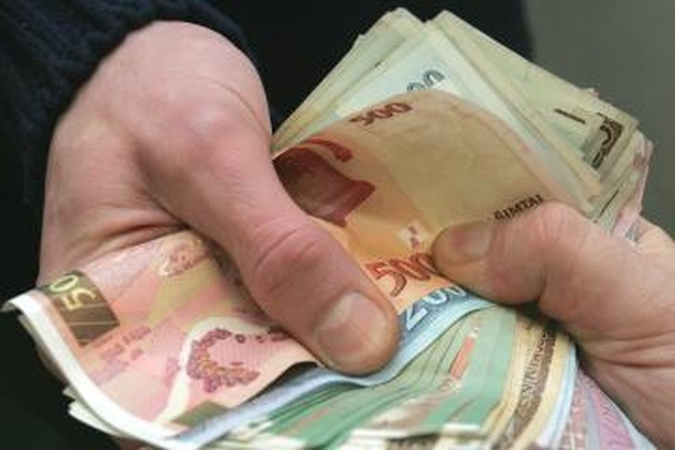 Siūloma dvigubai kelti seimūnų atlyginimus