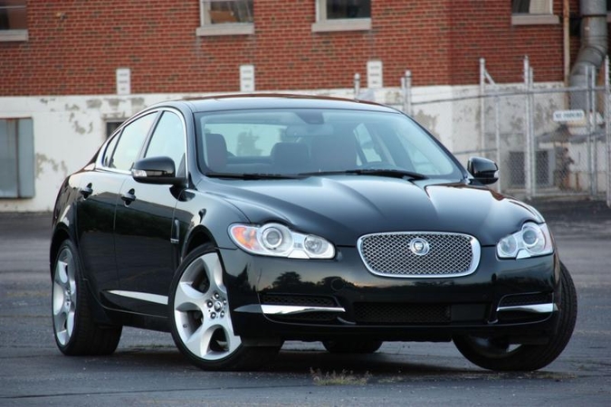 „Jaguaro“ savininkui: automobilis genda, nes per lėtai važinėjate
