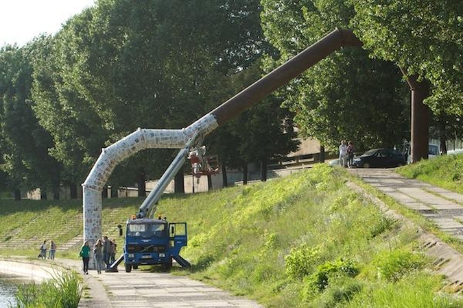 Vamzdį prie Neries krantinės apklijavo laikraščiais (papildyta)