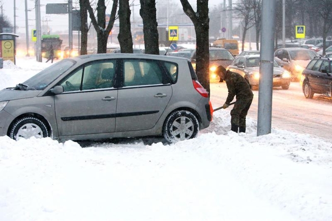 Dėl pūgos eismo sąlygos tebėra sudėtingos