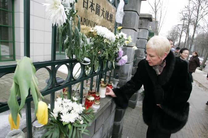 Seimo pirmininkė padėjo gėlių ir uždegė žvakutę prie Japonijos ambasados