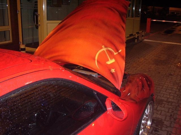 Į Lietuvą neįleistas sovietine simbolika paženklintas „Porsche"