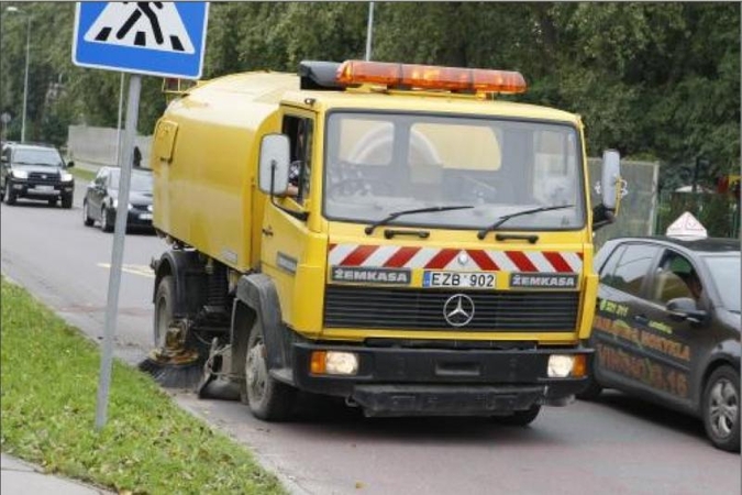 Valdininkai gatvių valytojus nubaudė už vangumą ir prastą darbą
