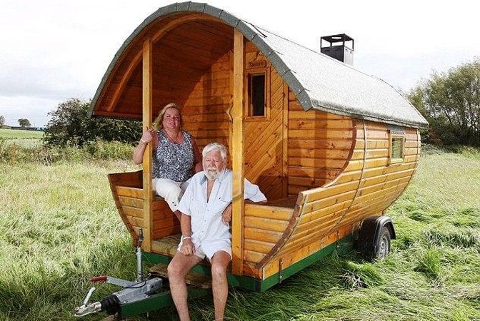 Čigonų karavanas buvo paverstas sauna ant ratų