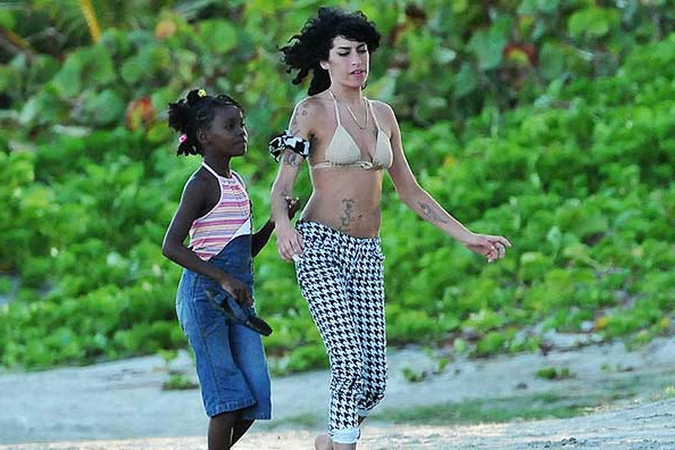 Amy Winehouse planavo įsivaikinti juodaodę mergaitę (foto)