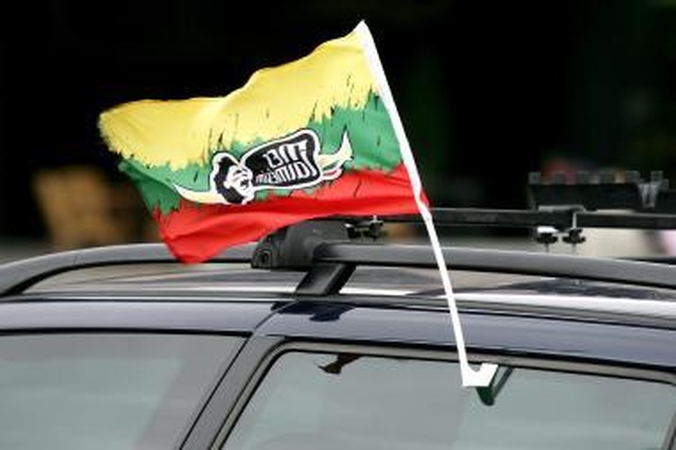 Sirgalius apmaudą išliejo šokiais ant automobilių