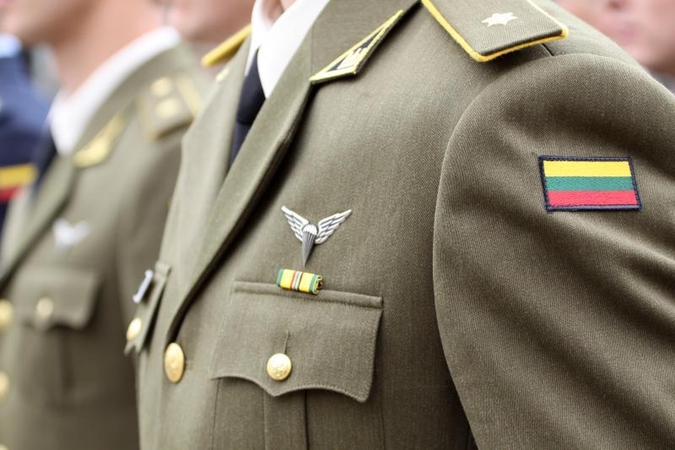 Atleistas ir antrasis nestatutiniais santykiais skundęsis kariūnas