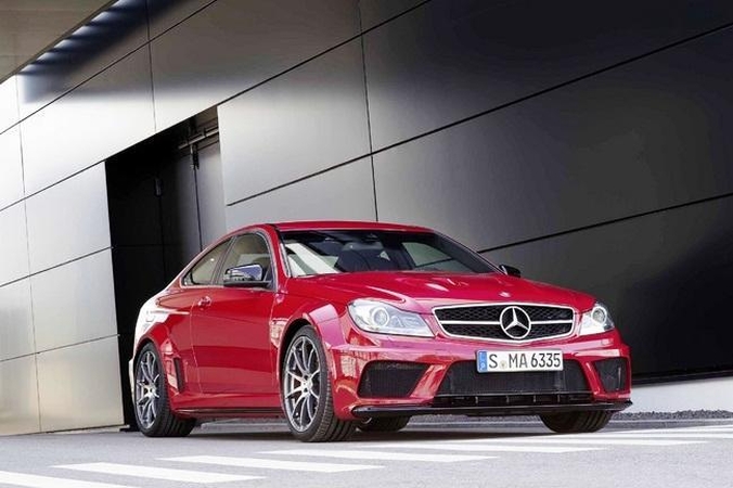 „Mercedes Benz“ pristato C63 AMG kupė „Balck Series“ variantą