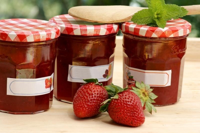 Į draudikus kreipiasi dėl lapių nugraužtų laidų, pavogtų uogienių