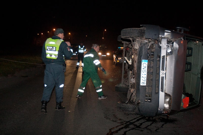 Vilniuje krovininis automobilis nuvertė stulpą ir apvirto