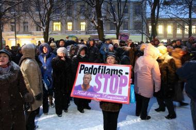 Kauniečiai vėl aktyviai rinkosi protestuoti prie prokuratūros