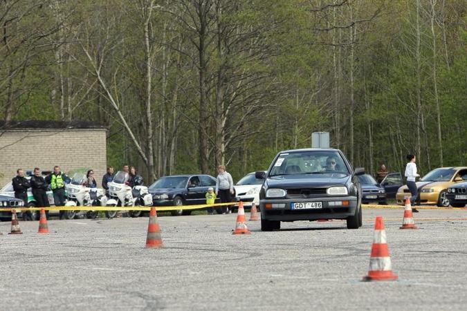 Klaipėdoje aikštelėje prie jūros įvyko automobilių slalomas