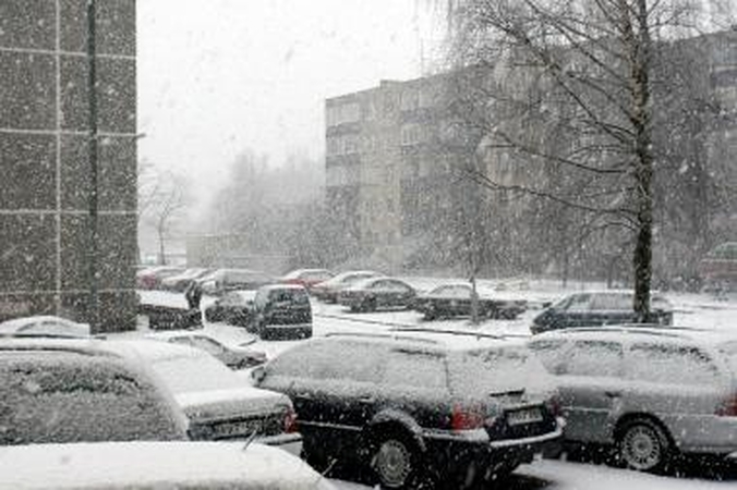 Sostinės kiemsargiai nevalys sniego daugiabučių kiemuose