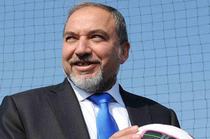 Izraelio diplomatijos vadovas kalbėjo tiesioginiame eteryje iš tualeto