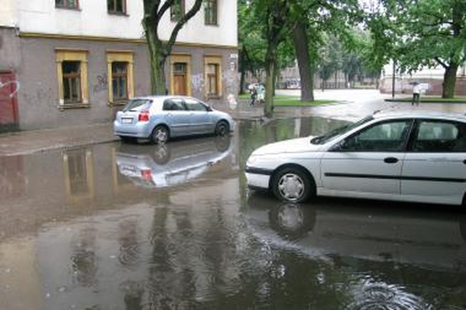 Liūtys tvindo miestų gatves, sinoptikai toliau žada lietų
