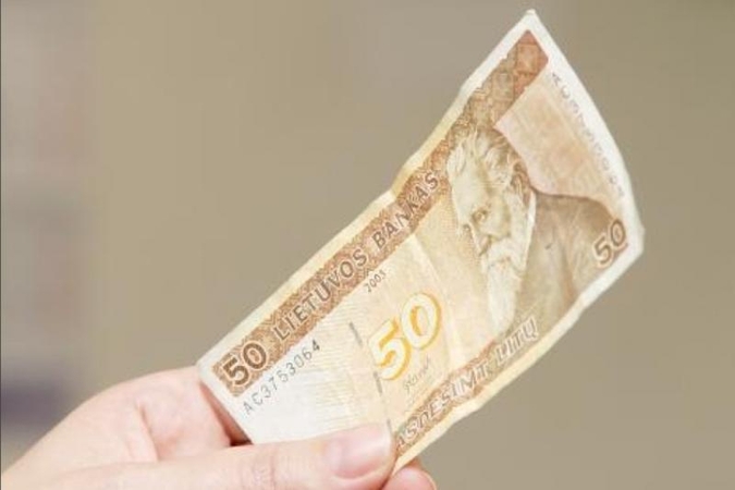 Girta vairuotoja patruliui Klaipėdoje siūlė kyšį