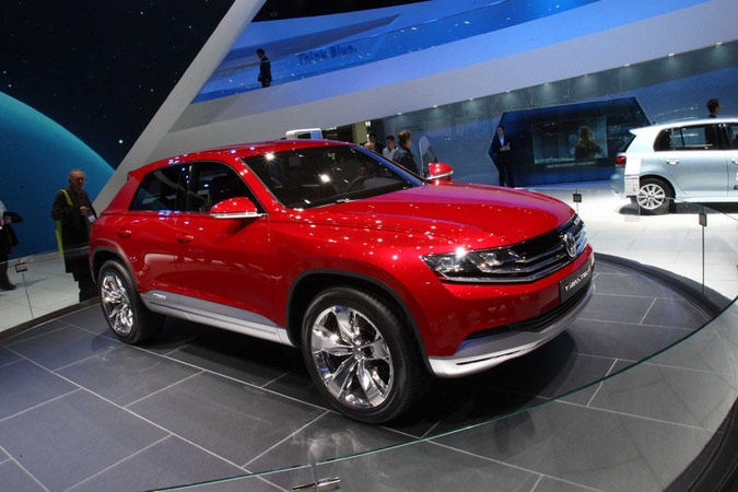 Kovą tęsėsi Lietuvos naujų automobilių rinkos smukimas