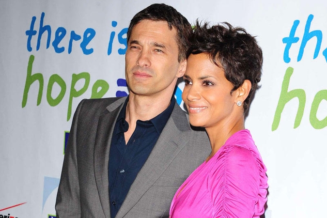 Halle Berry susižadėjo su Kylie Minogue buvusiuoju