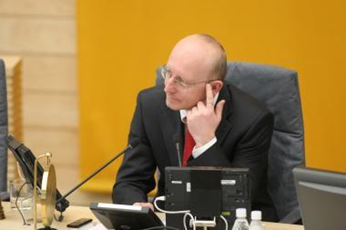 A.Valinską remiančių parašų byloje - skirtingos ekspertų nuomonės