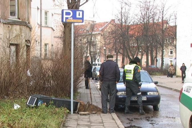Vairuotojas Klaipėdoje nuvertė stovos skaitiklį