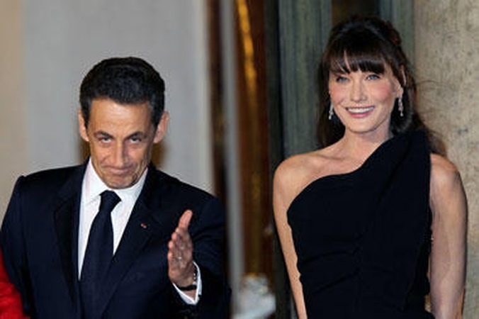 Papilnėjusi Carla Bruni kursto gandus apie nėštumą (foto)
