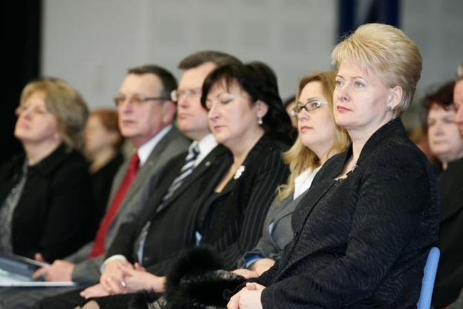 Prezidentės apsilankymas sukėlė sumaištį teatre (papildyta)