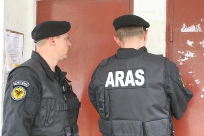Vyras policijai pranešė prie savo kambario durų radęs grėsmingą radinį