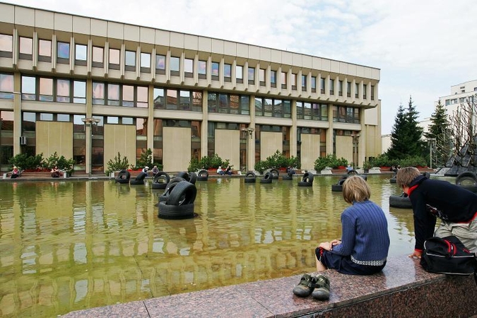 Fontaną prie Seimo ketinama paslėpti po gėlėmis