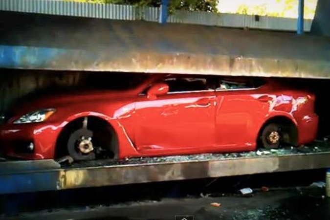 Po gatvės lenktynių supresuotas naujutėlaitis „Lexus IS-F“ 